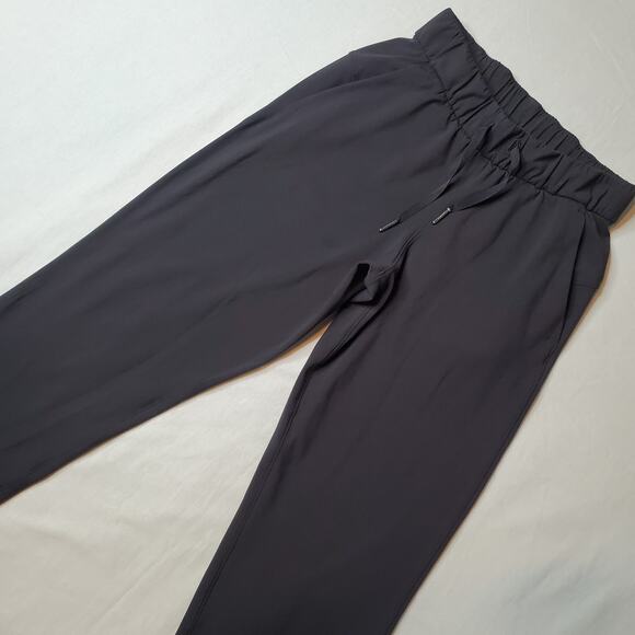 Lululemon Women's Size 2 On the Fly Jogger Luxtreme Black W5CPJS - Picture 1 of 7
